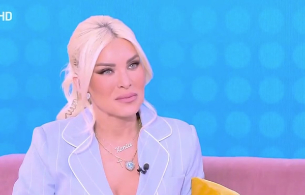 Κατερίνα Καινούργιου: Απολαμβάνει τις διακοπές της - Η selfie χωρίς μακιγιάζ από την παραλία