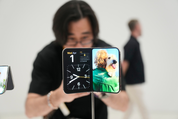 Η Samsung τρολάρει την Apple για το νέο iPhone Duo: «Μας αντιγράψατε»