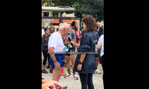 88χρονος δρομέας συγκίνησε τους πάντες μετά τον αγώνα 5 χλμ - «Σκεφτόμουν τη γυναίκα μου που έφυγε από τη ζωή πριν 6 μήνες»