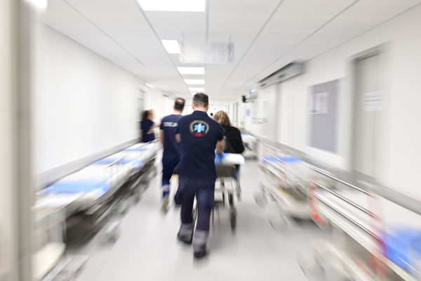 Θεσσαλονίκη: Στο νοσοκομείο 18χρονη που έπεσε από τον 4ο όροφο πολυκατοικίας