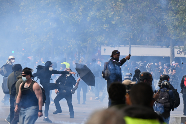 Γαλλία: Επεισόδια και δακρυγόνα στο Παρίσι – Συγκρούσεις διαδηλωτών με την αστυνομία