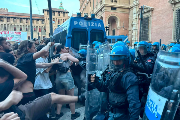 Επεισόδια στη Μπολόνια μετά τη δολοφονία 42χρονου στη μέση του δρόμου από αστυνομικούς (Βίντεο)