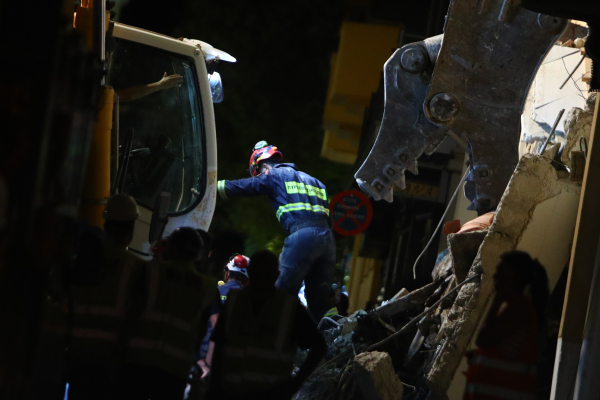Έκρηξη στην Πλάκα: Μια γυναίκα ανασύρθηκε νεκρή - Μάχη για να εντοπιστούν 5 αγνοούμενοι