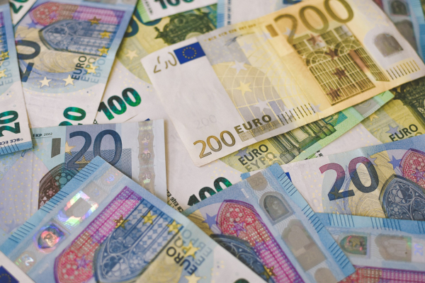 Καταθέσεις: Υποχώρησαν στα 230,5 δισ. ευρώ τον Ιούλιο - Πίεση από τις επιχειρήσεις