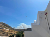 Φωτιά στο Καμπί της Πάρου: Mπαράζ 112 για εκκένωση προς Αλυκή, 12 εναέρια στη «μάχη» με τις φλόγες