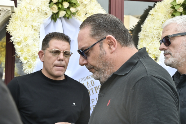 Πλήθος κόσμου στο τελευταίο αντίο του Δημήτρη Κόκοτα