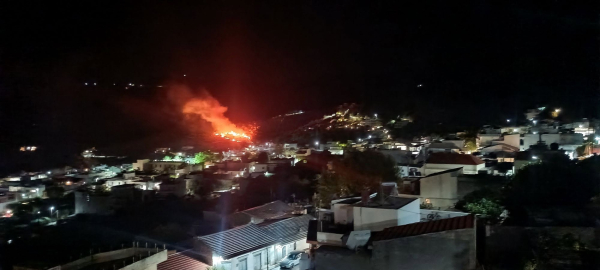 Φωτιές τώρα: Τραγωδία με δυο νεκρούς στη Σαλαμίνα - Μέτωπα σε Λάρισα, Λασίθι, μπαράζ από 112