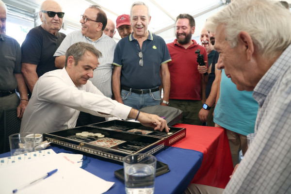 Ελληνικός καφές και τάβλι στη Νέα Σμύρνη για τον Μητσοτάκη