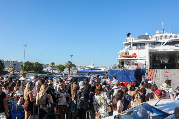 Συνεχίζεται η έξοδος των εκδρομέων από τα λιμάνια της Αττικής την Κυριακή 16/8