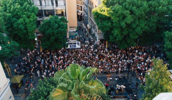 Η οδός Αθηνάς κλείνει για τα αυτοκίνητα και γεμίζει με δωρεάν εκδηλώσεις