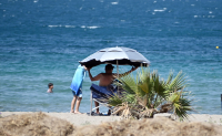 Καιρός: Στα όρια του καύσωνα η χώρα - Κοκτέιλ ζέστης, ανέμων και αφρικανικής σκόνης