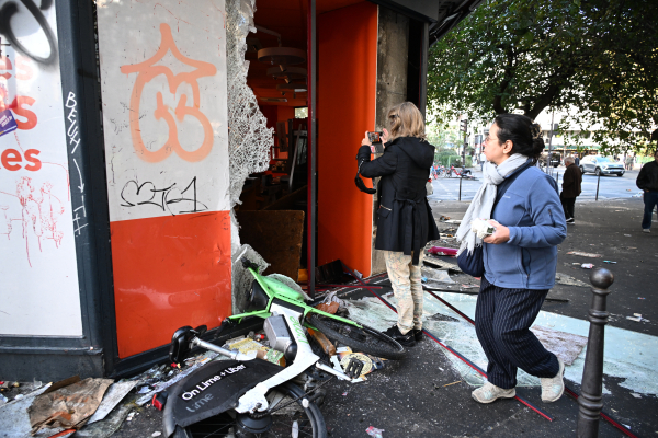 Γαλλία: Γυναίκα ικετεύει διαδηλωτές να μη λεηλατήσουν σούπερ μάρκετ - «Δεν είναι αυτός ο σκοπός»
